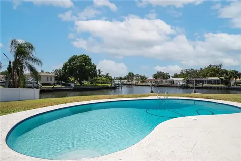 2010 Tanglewood Way NE St Petersburg FL 33702
