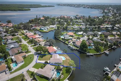 2010 Tanglewood Way NE St Petersburg FL 33702