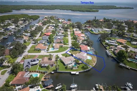 2010 Tanglewood Way NE St Petersburg FL 33702
