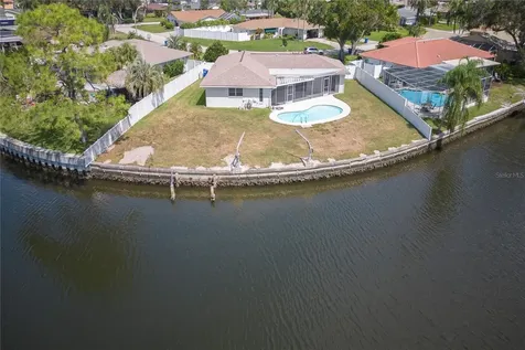 2010 Tanglewood Way NE St Petersburg FL 33702