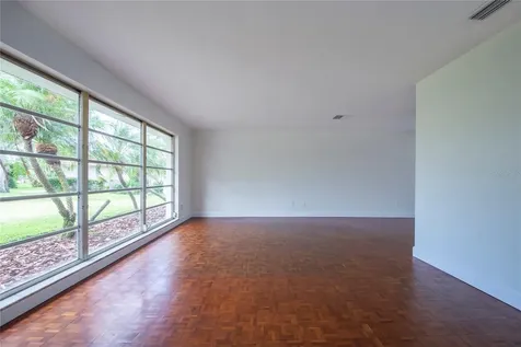 2010 Tanglewood Way NE St Petersburg FL 33702