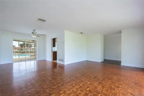 2010 Tanglewood Way NE St Petersburg FL 33702