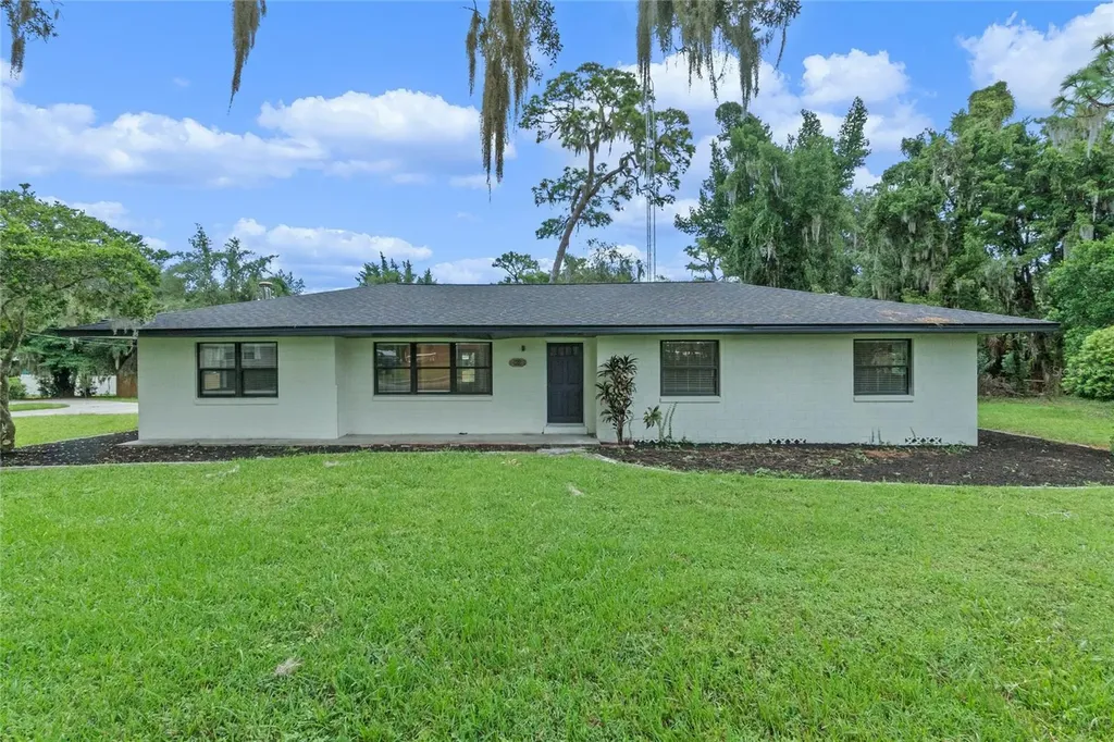 955 N Palm Circle Eustis FL 32726