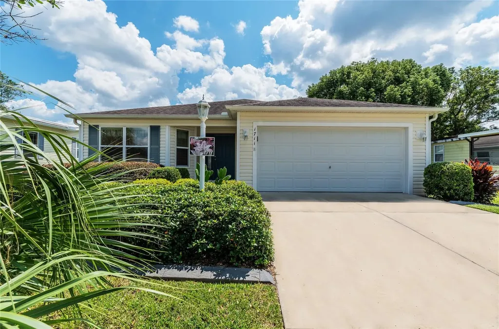 1711 Hilton Head Boulevard Lady Lake FL 32159