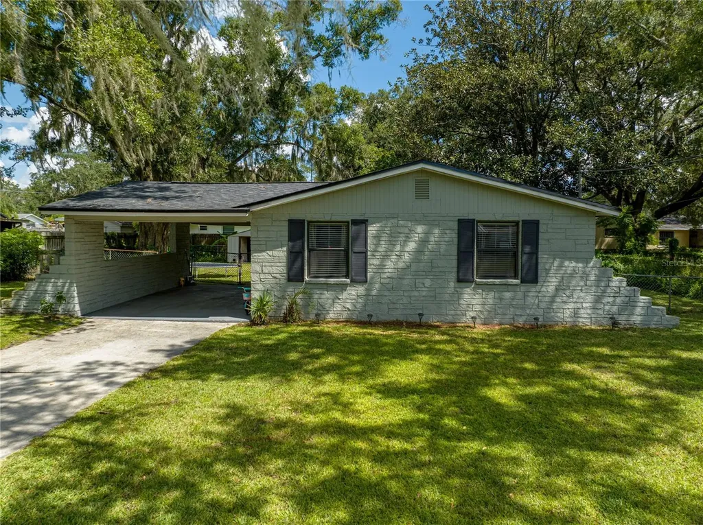 1204 N Bracewell Drive Plant City FL 33563