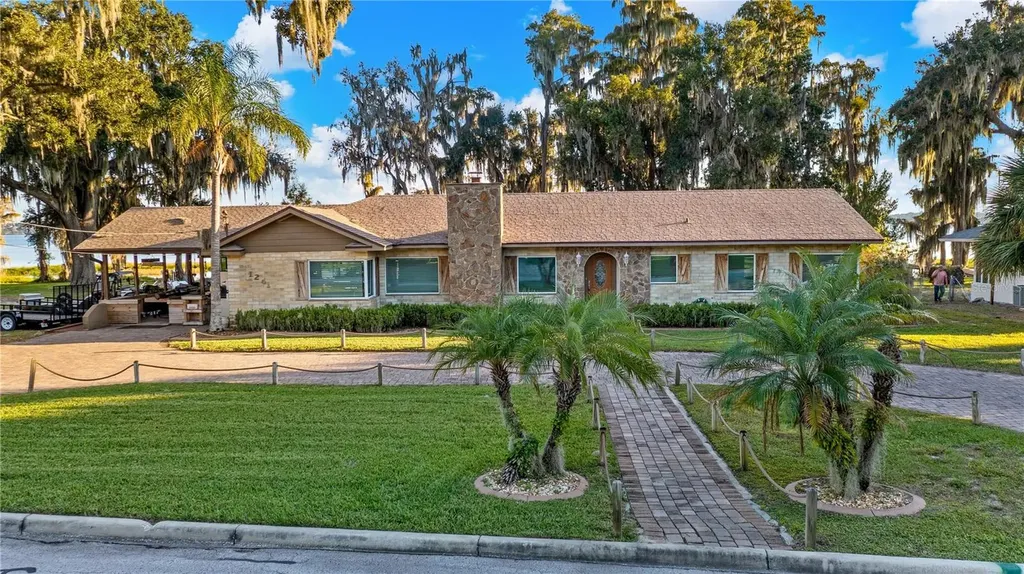 1241 W Lakeshore Drive Clermont FL 34711