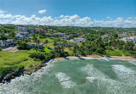 16 Surfside Humacao PR 00791