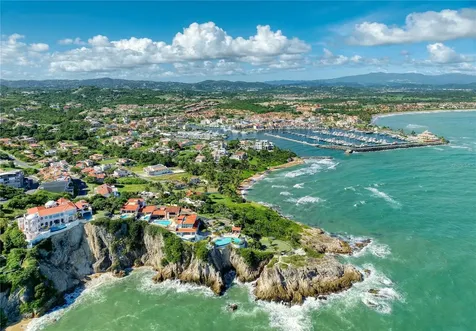 16 Surfside Humacao PR 00791