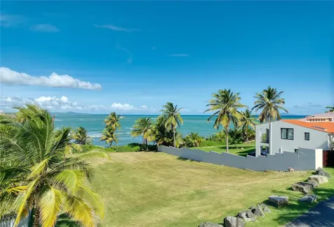 16 Surfside Humacao PR 00791