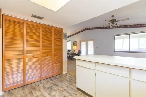 1048 Ricardo Place NE St Petersburg FL 33702