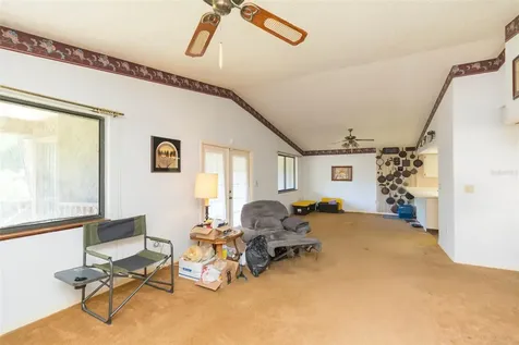 1048 Ricardo Place NE St Petersburg FL 33702