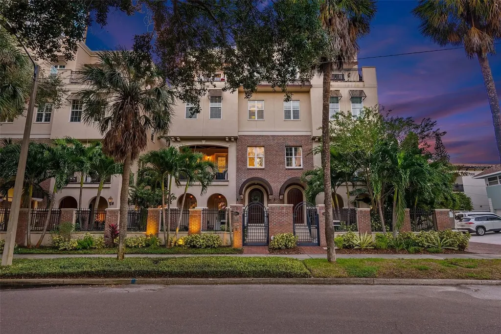516 Beach Dr NE St Petersburg FL 33701