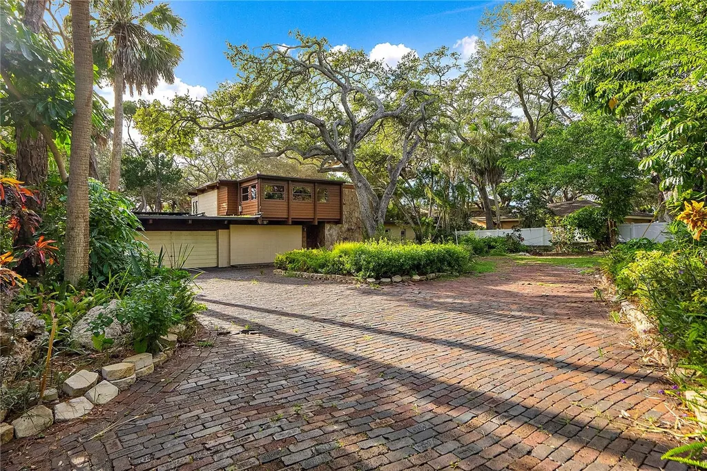 8401 36th Avenue N St Petersburg FL 33710