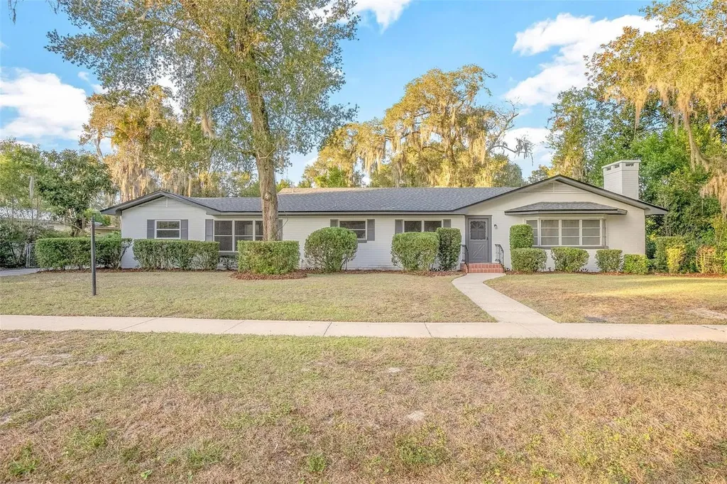 725 W Voorhis Avenue Deland FL 32720