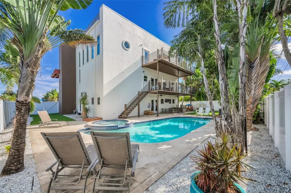 10206 4th Street E Treasure Island FL 33706