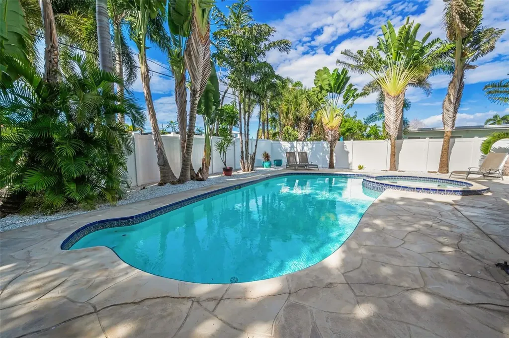 10206 4th Street E Treasure Island FL 33706