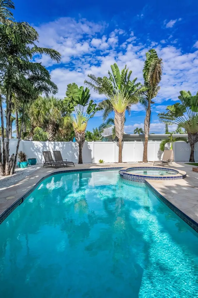 10206 4th Street E Treasure Island FL 33706