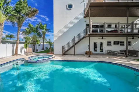 10206 4th Street E Treasure Island FL 33706