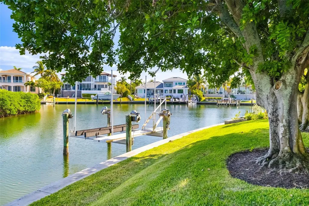 560 Harbor Cove Circle Longboat Key FL 34228