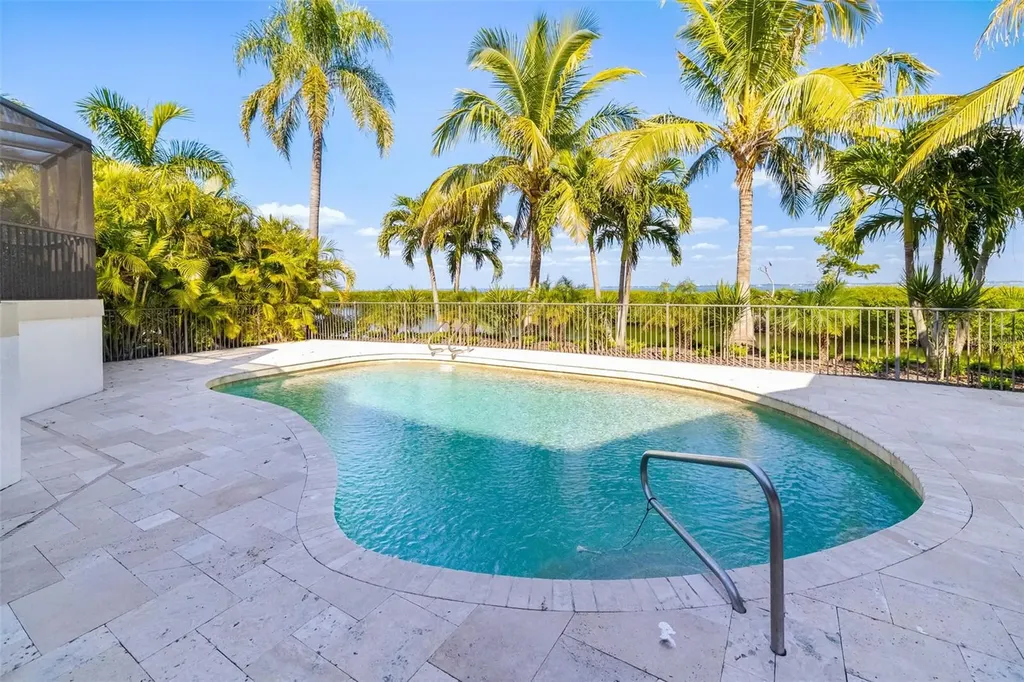 560 Harbor Cove Circle Longboat Key FL 34228