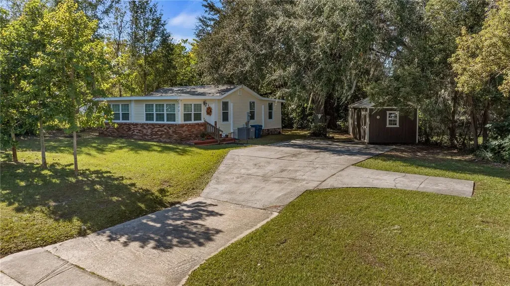 172 S Virginia Avenue Center Hill FL 33514