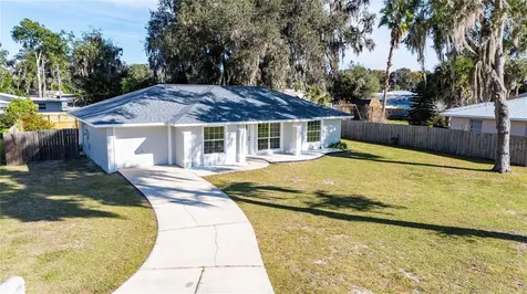 1015 Cr 463b Lake Panasoffkee FL 33538