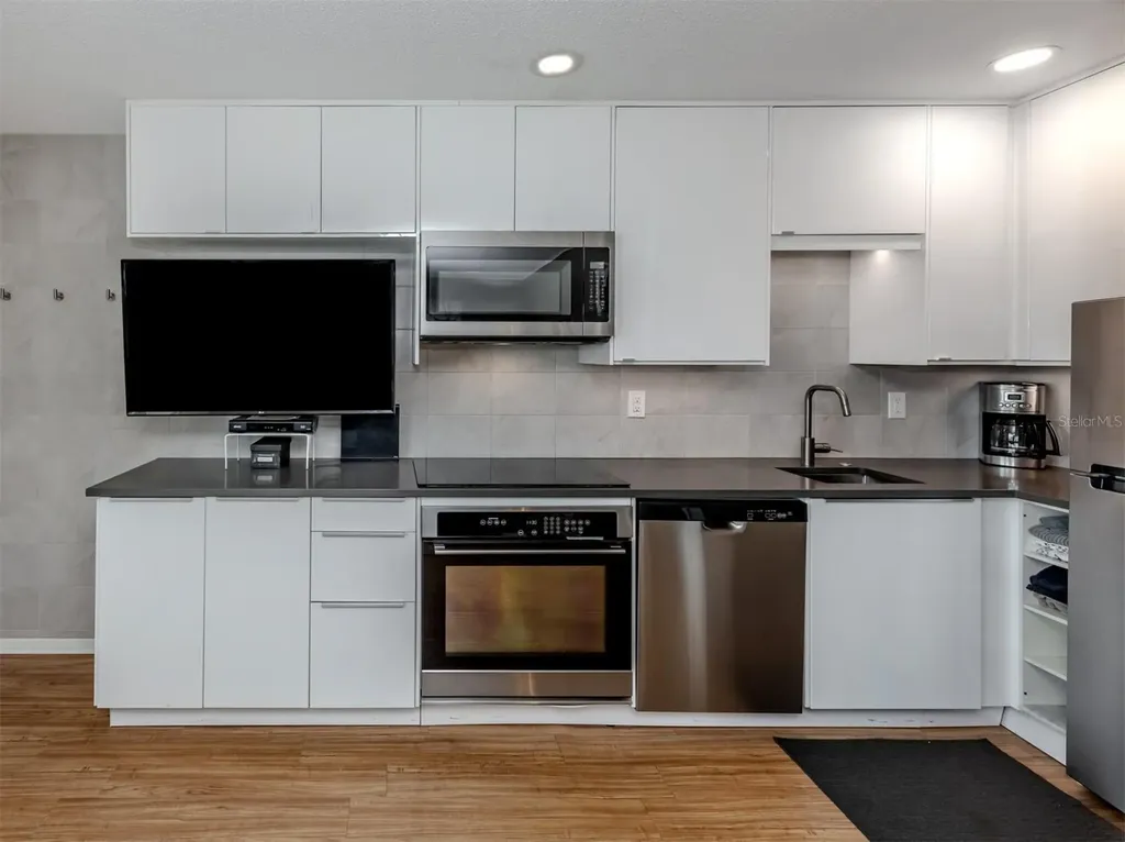 73 Avenida Messina Sarasota FL 34242