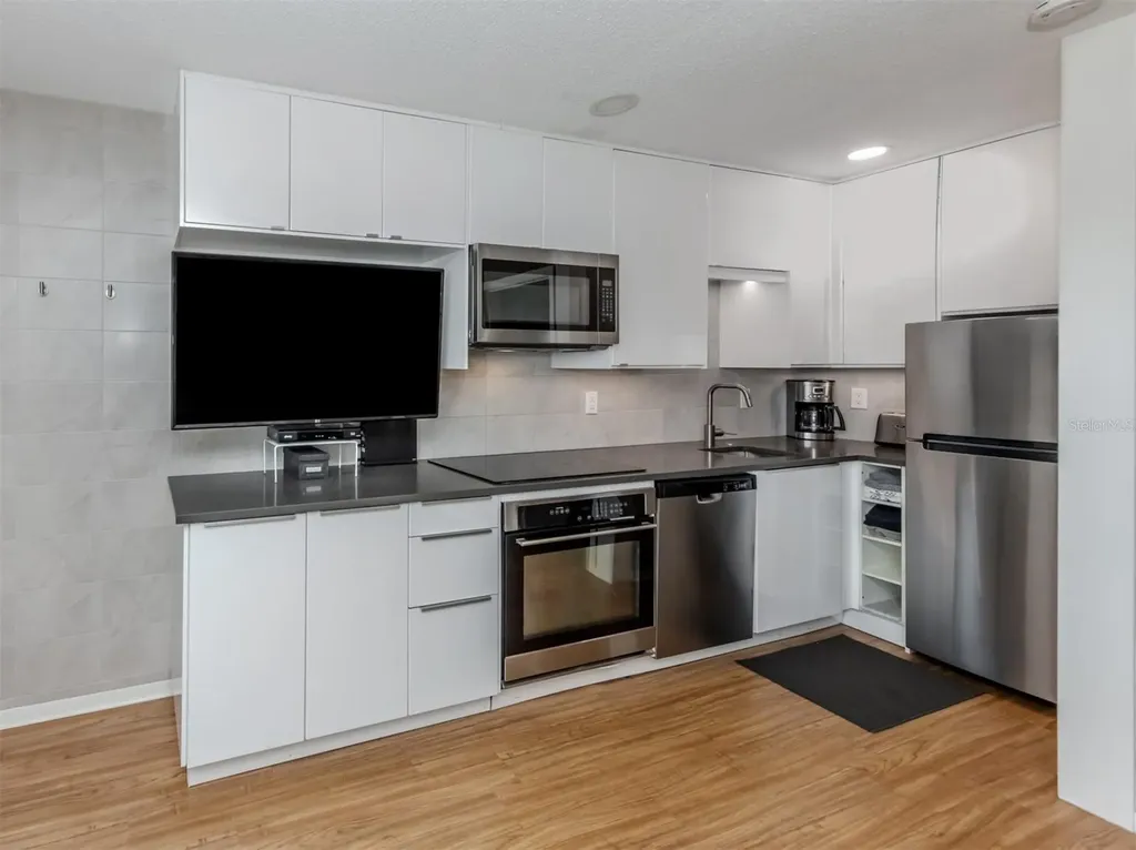 73 Avenida Messina Sarasota FL 34242