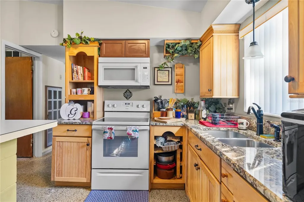 528 Doctors Drive Oviedo FL 32765
