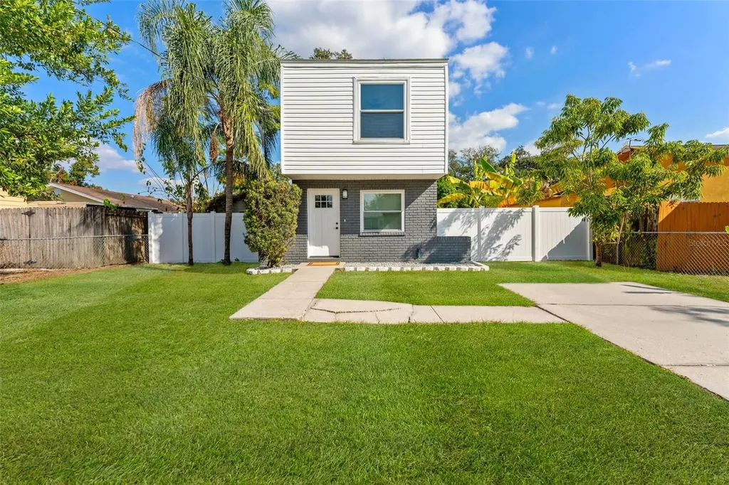 8737 N Tangerine Place Tampa FL 33617