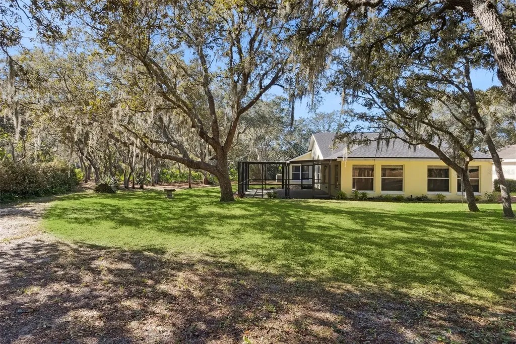 1002 Tequesta Trail Lake Wales FL 33898