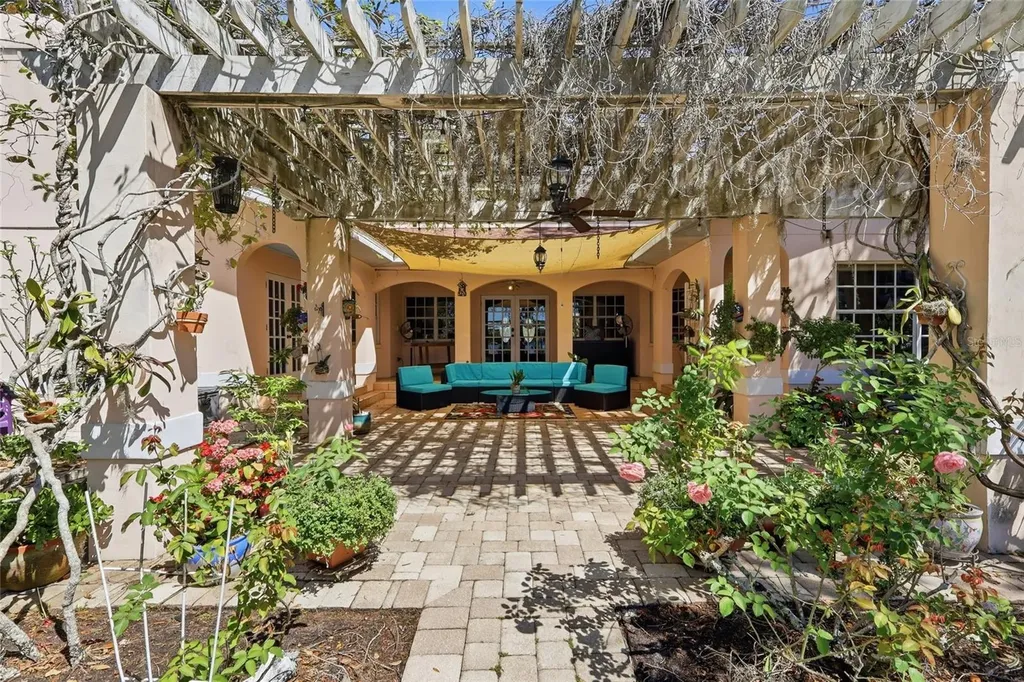 7201 Hodgewood Court Tampa FL 33614