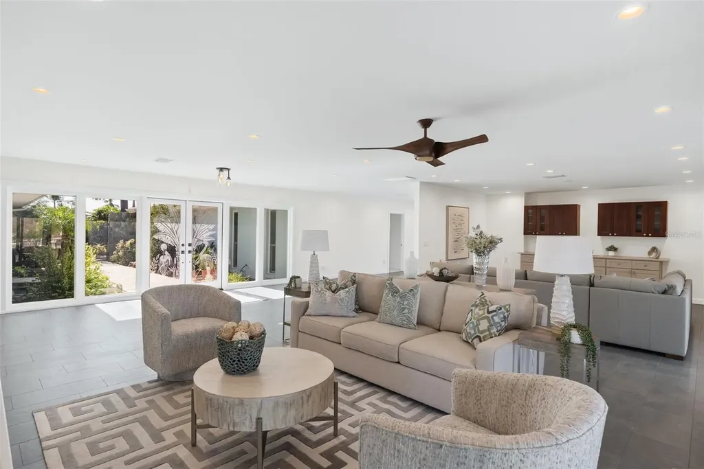 5173 Horseshoe Place St Petersburg FL 33703