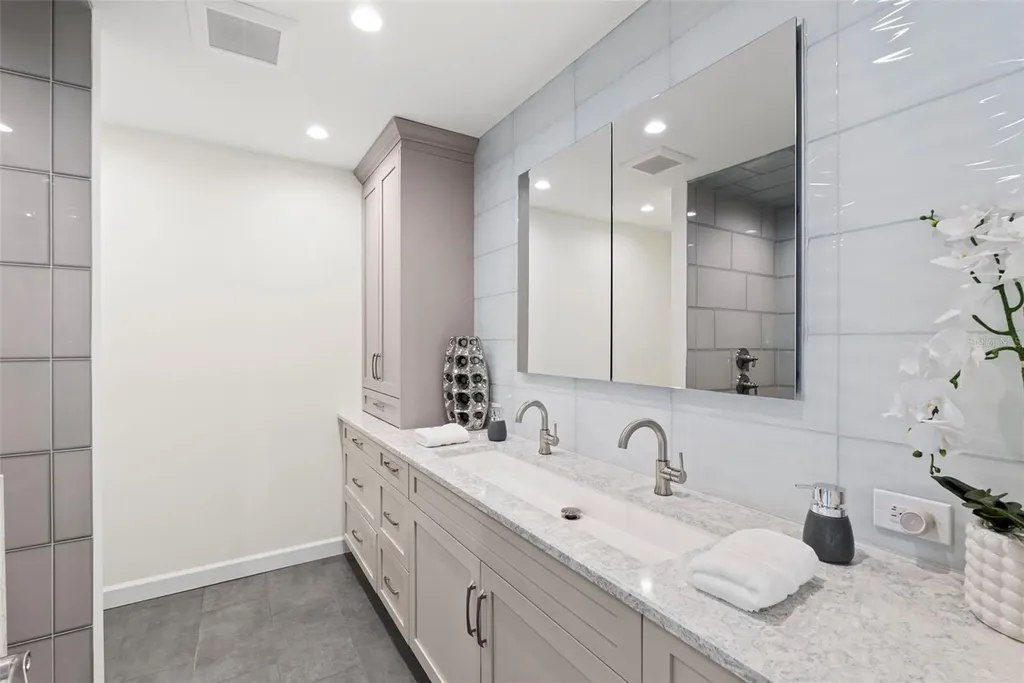 5173 Horseshoe Place St Petersburg FL 33703