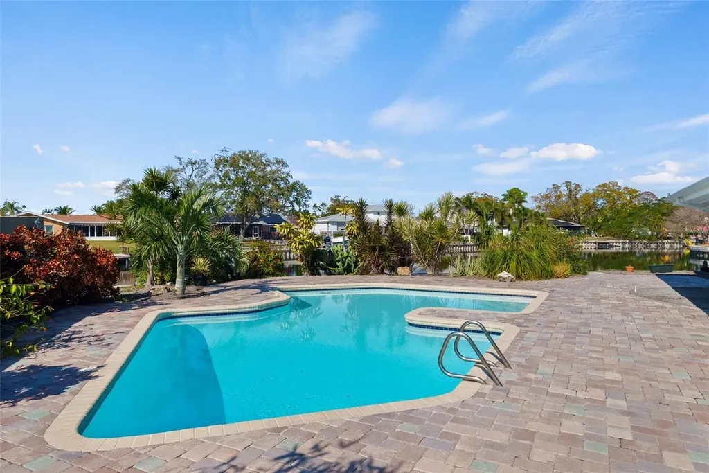 5173 Horseshoe Place St Petersburg FL 33703