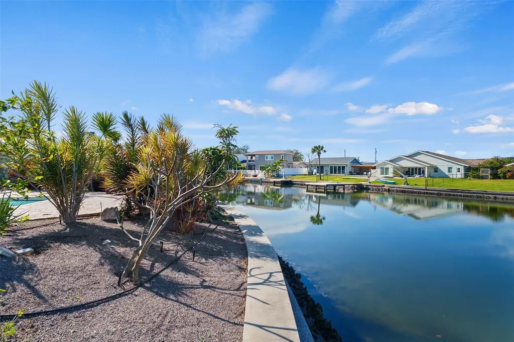 5173 Horseshoe Place St Petersburg FL 33703