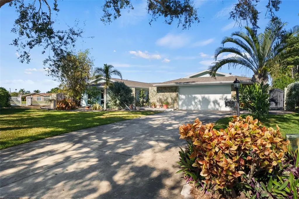 5173 Horseshoe Place St Petersburg FL 33703