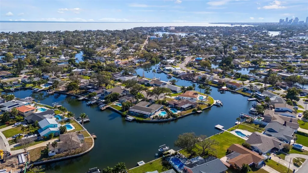 5173 Horseshoe Place St Petersburg FL 33703