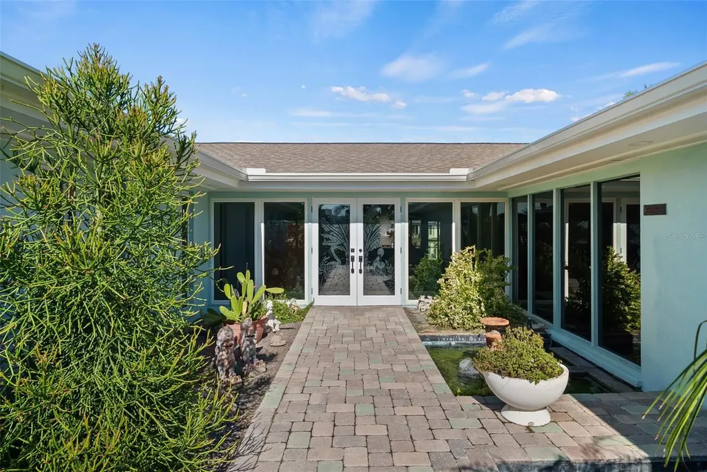 5173 Horseshoe Place St Petersburg FL 33703
