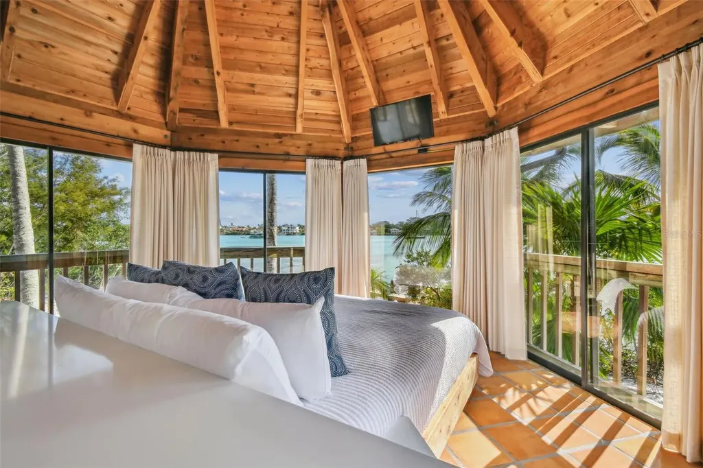 7147 La Lenaire Drive Longboat Key FL 34228
