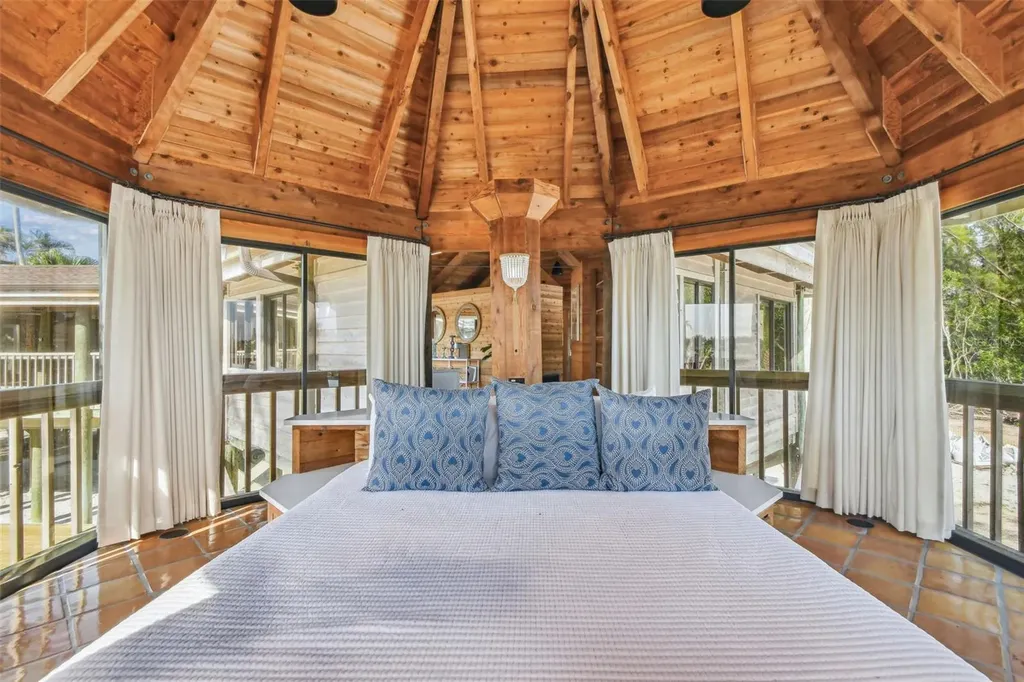 7147 La Lenaire Drive Longboat Key FL 34228