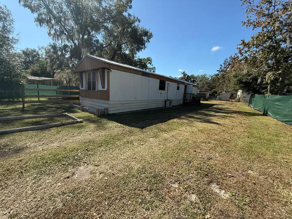 836 Cr 481w Lake Panasoffkee FL 33538