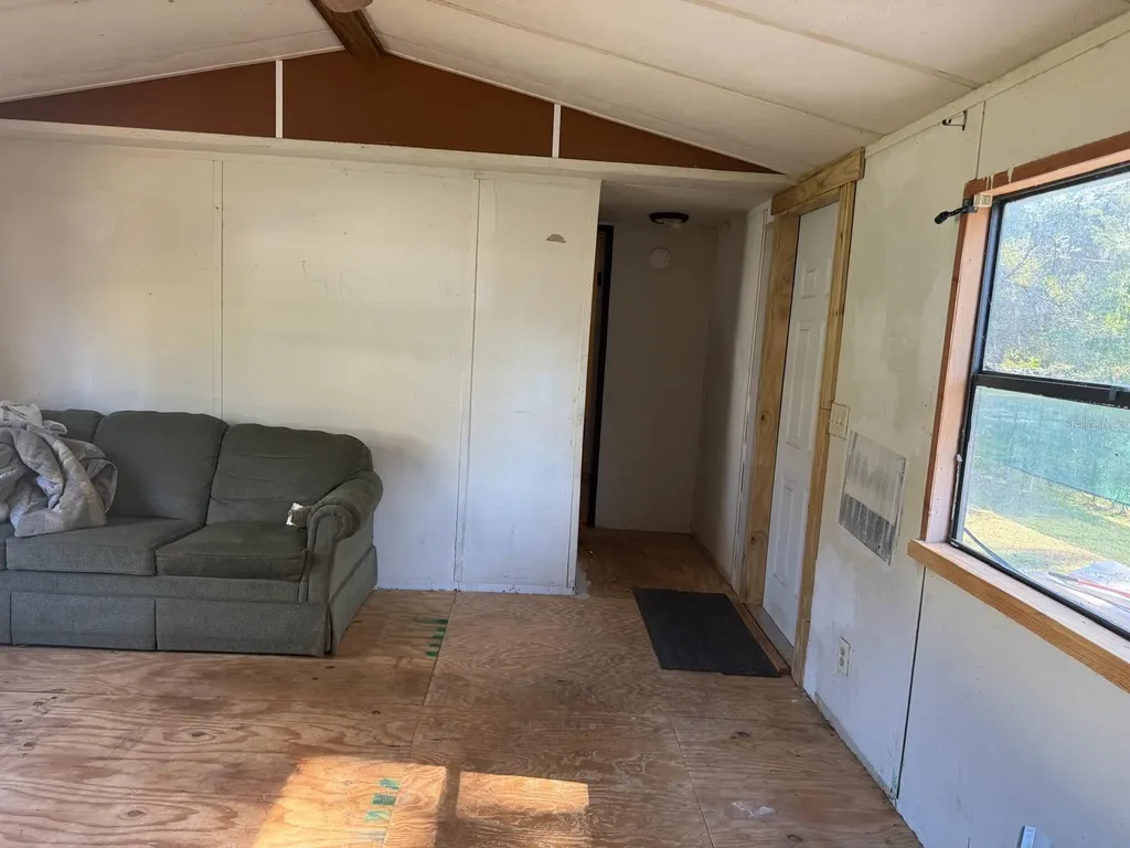 836 Cr 481w Lake Panasoffkee FL 33538