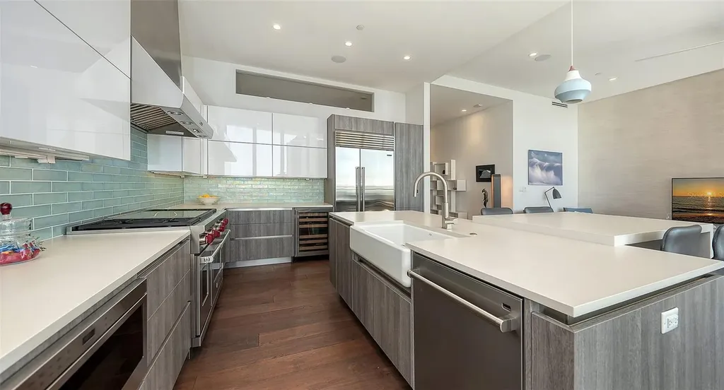 300 S Pineapple Avenue Sarasota FL 34236