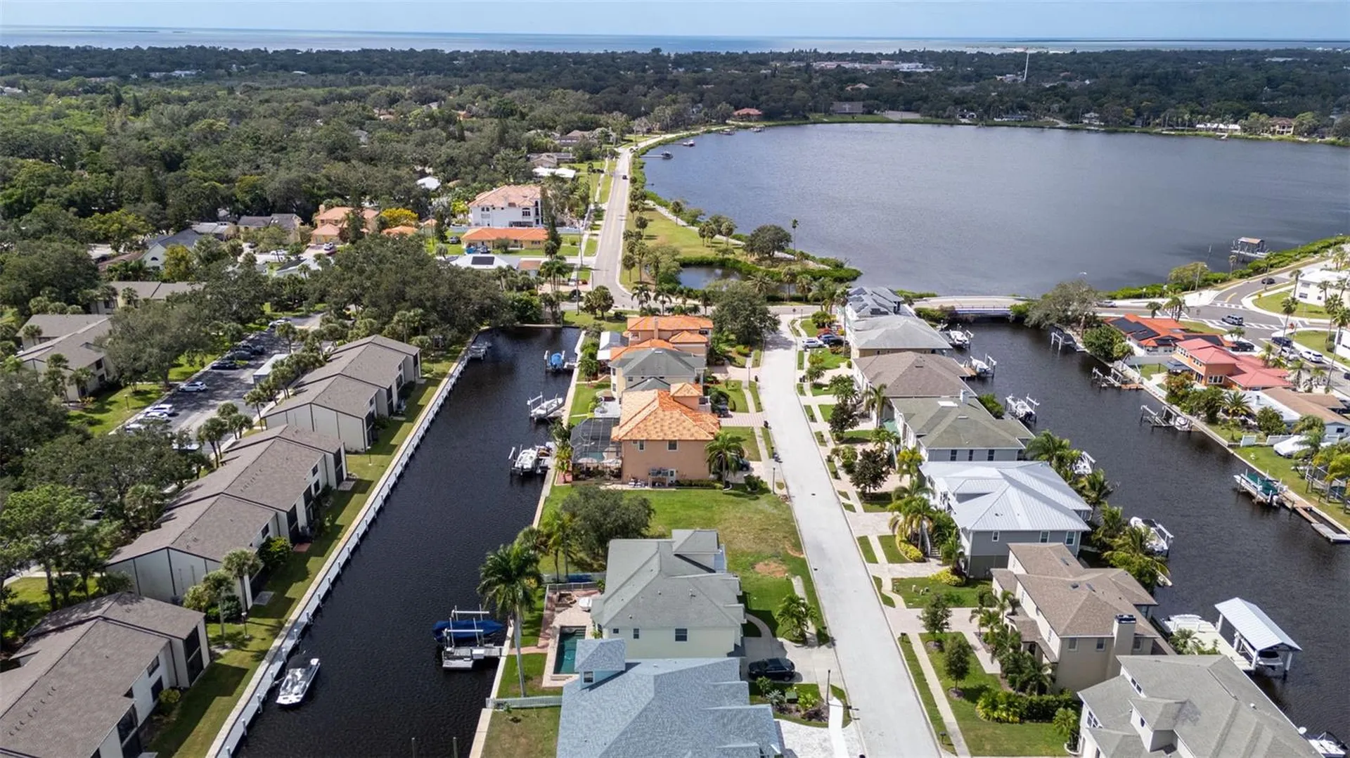 316 Manatee Lane Tarpon Springs FL 34689