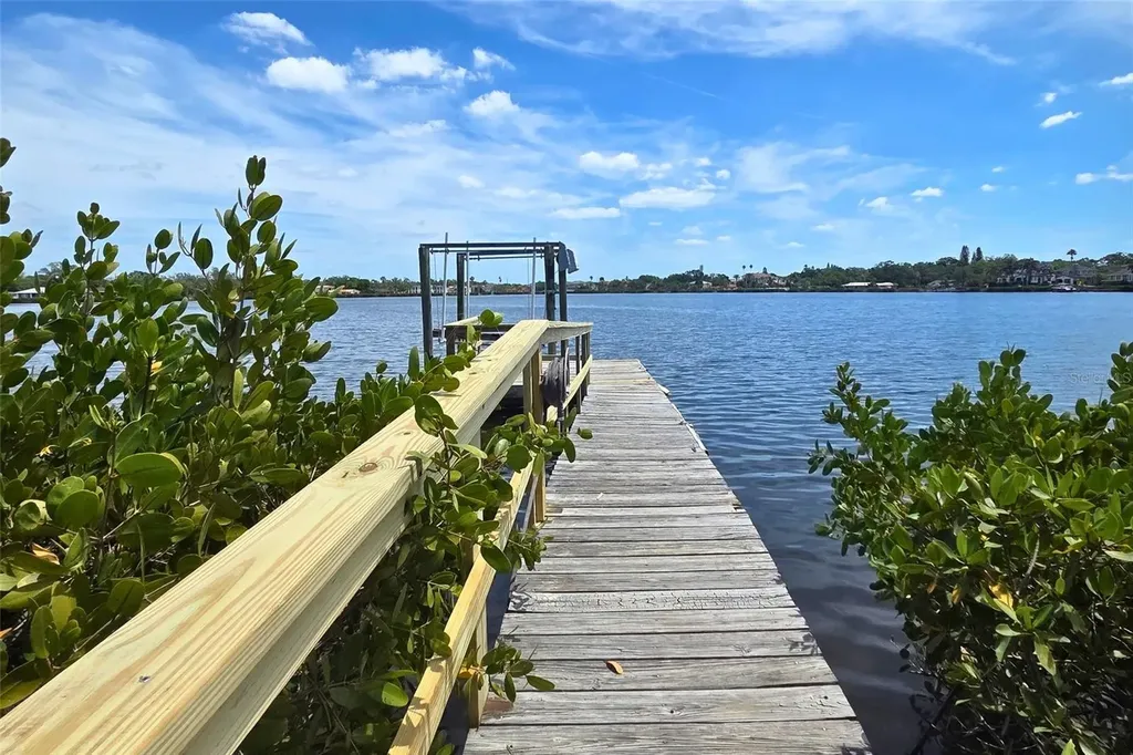 302 Whitcomb Boulevard Tarpon Springs FL 34689