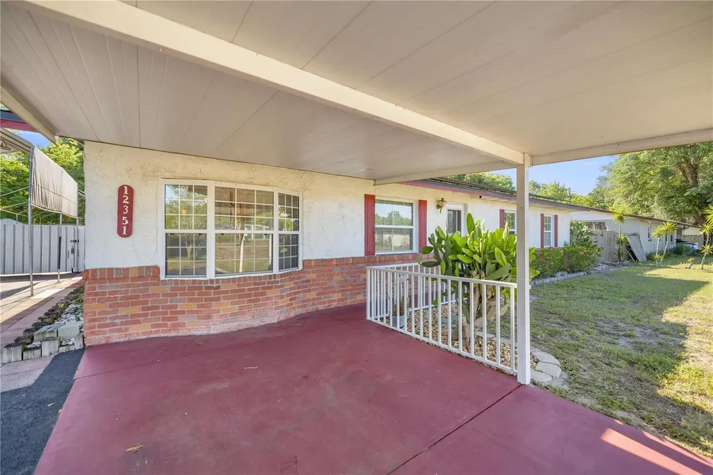 12351 SE Highway 464 Ocklawaha FL 32179