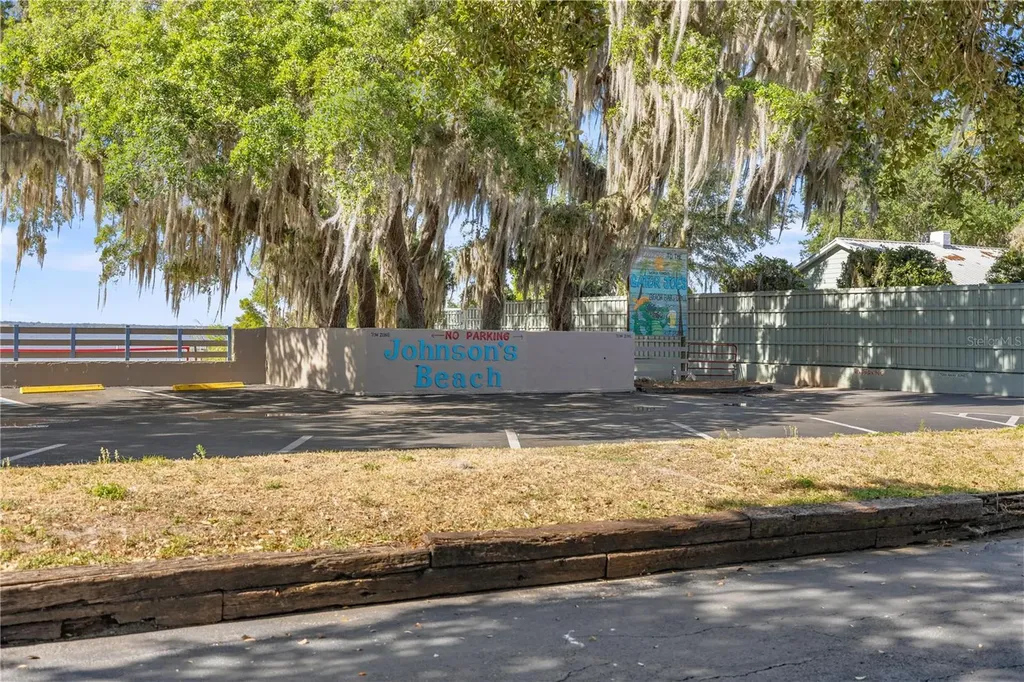 12351 SE Highway 464 Ocklawaha FL 32179
