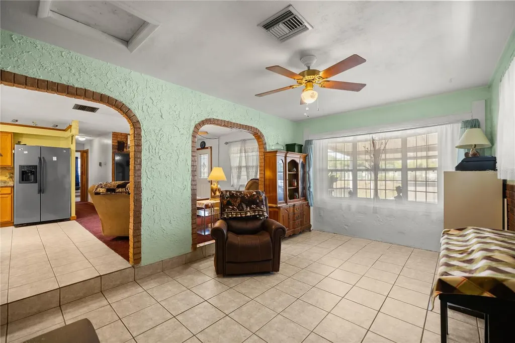 12351 SE Highway 464 Ocklawaha FL 32179