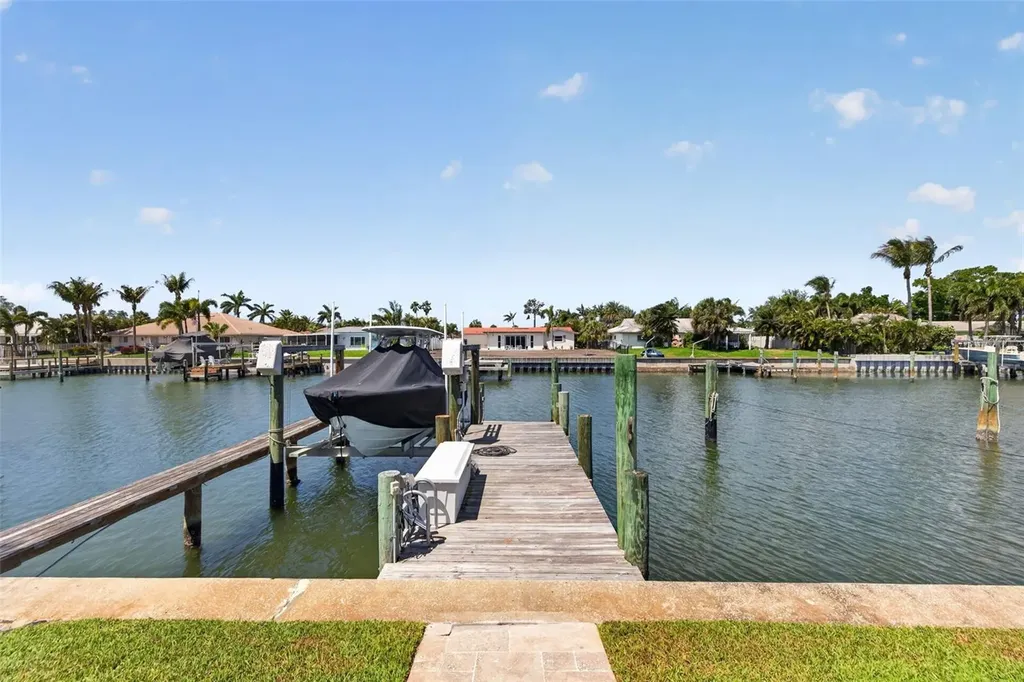 4461 38th Way S St Petersburg FL 33711
